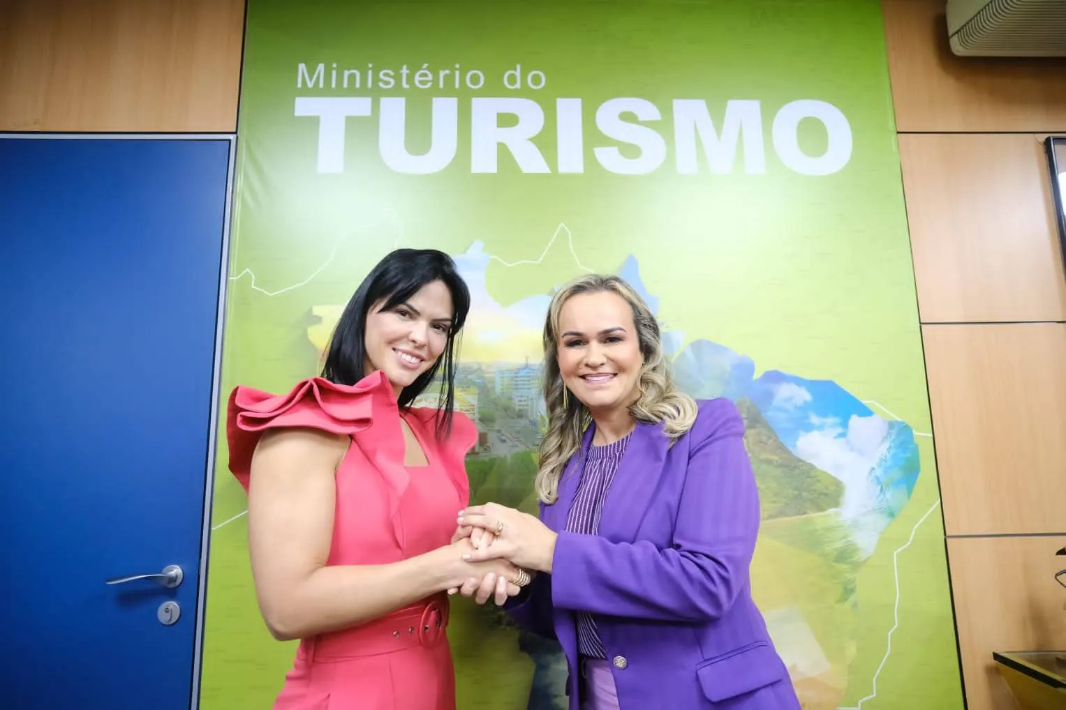 Em Brasília, prefeita de Morro do Chapéu discute desenvolvimento do turismo no município com ministra