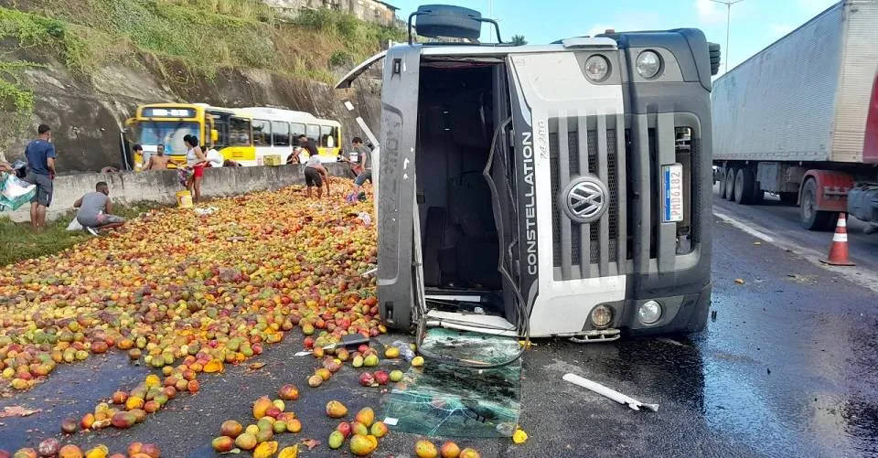Caminhão tomba e carga de frutas fica espalhada em trecho de Salvador da BR-324