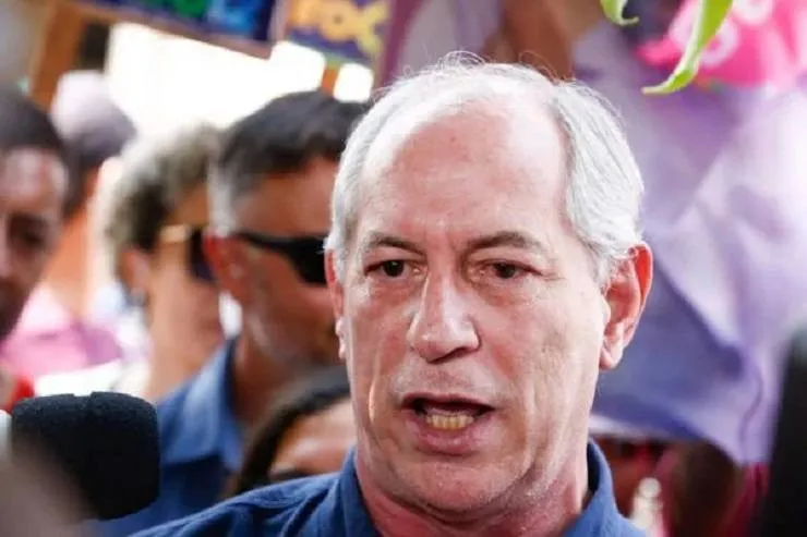 Vídeo: durante show de Dudu Nobre, Ciro Gomes dá tapa em rosto de homem ao ser chamado de bandido