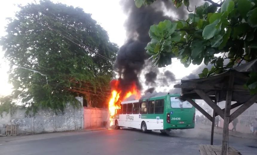 Ônibus é incendiado no Jardim Santo Inácio; Na região uma criança foi alvo de bala perdida