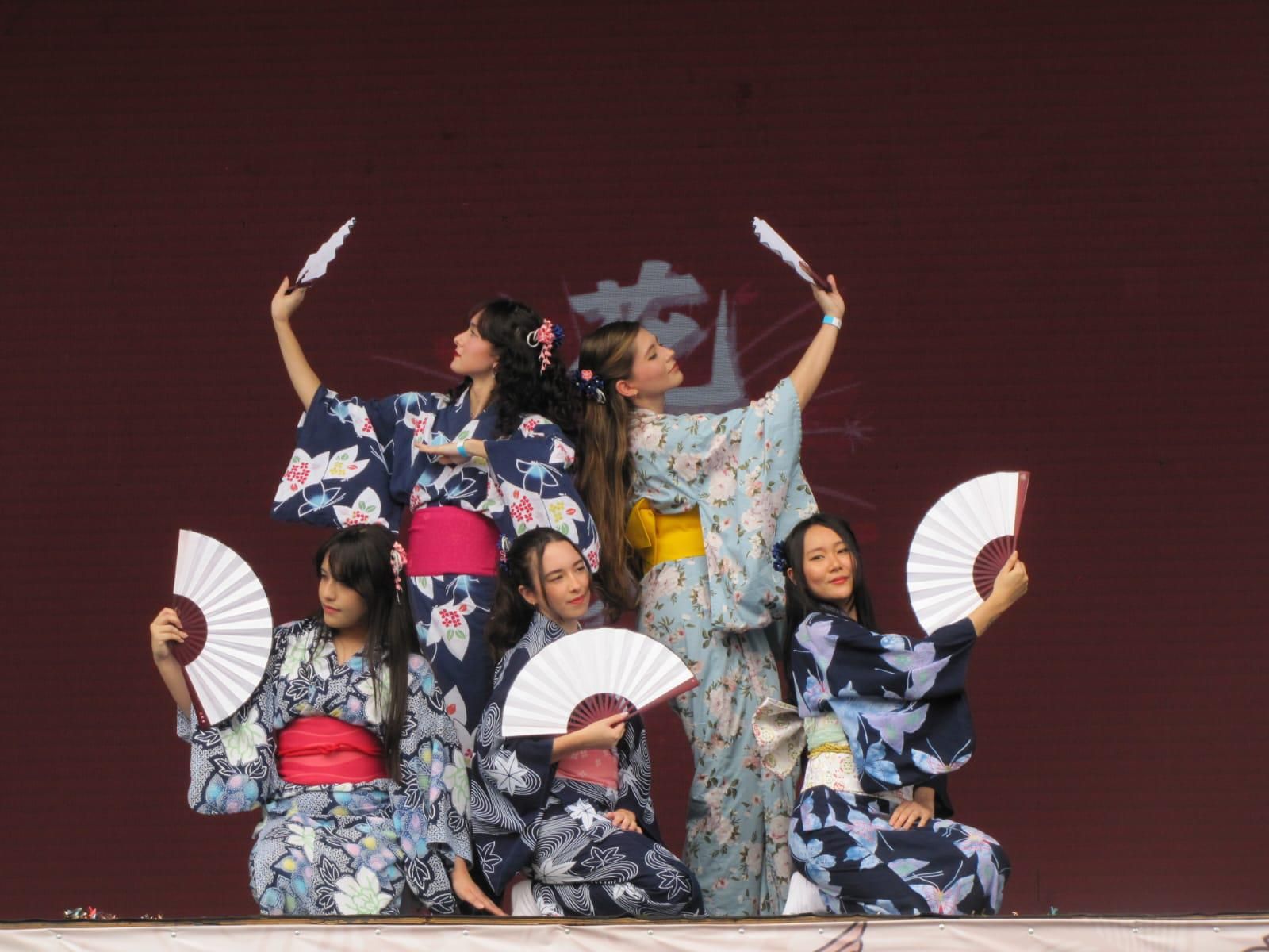 O grupo Hanabi, do qual Alice Nakagawa é líder, apresenta danças no estilo Nihon Buyō e Shin Nihon Buyō.  Foto: Acervo pessoal