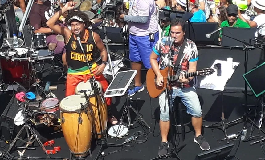 “Mudei de Nome” anima foliões do circuito Osmar no último dia de Carnaval