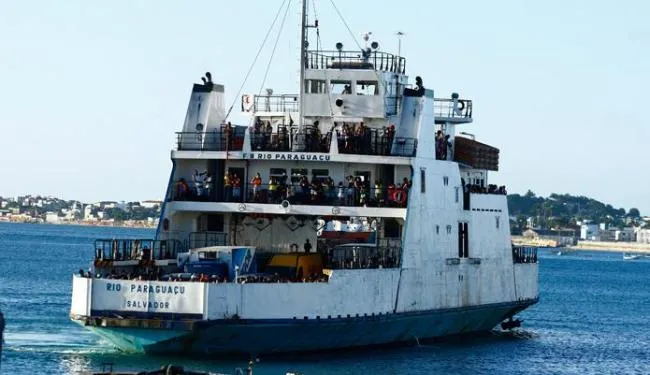 Ferry boat tem movimento tranquilo nesta tarde