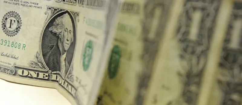 ALÍVIO: Dólar volta a cair e fecha no menor valor em mais de dois meses