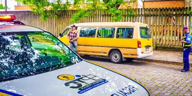 O transporte escolar irregular representa riscos significativos à segurança dos alunos, incluindo acidentes de trânsito, superlotação e falta de equipamentos de segurança/Foto: Reprodução