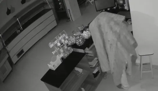 Bandido invade e furta diversos objetos de restaurante no "coração" do Pelourinho, mas câmera mostra o rosto dele; assista