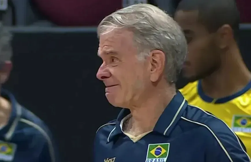 Bernardinho chora por perda da mãe durante jogo do Mundial de Vôlei