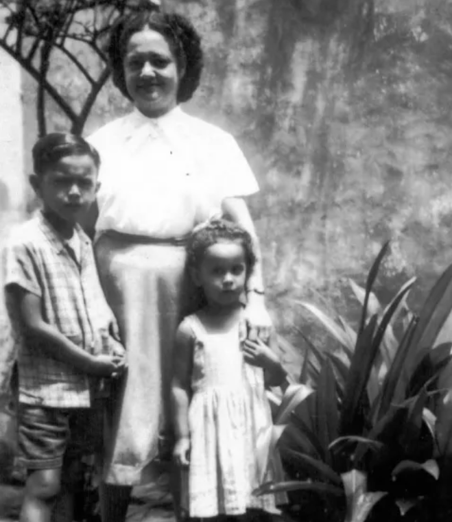 Maria Beth&acirc;nia ao lado de sua m&atilde;e, Dona Can&ocirc;, e do irm&atilde;o, Caetano Veloso. Foto: @caetanoveloso 