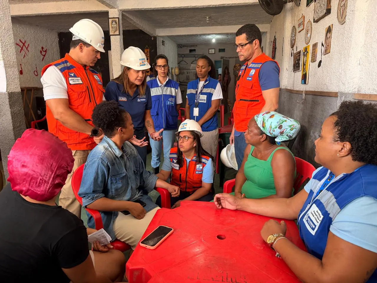 Criança fica ferida e dez famílias recebem assistência após desabamento em Pirajá