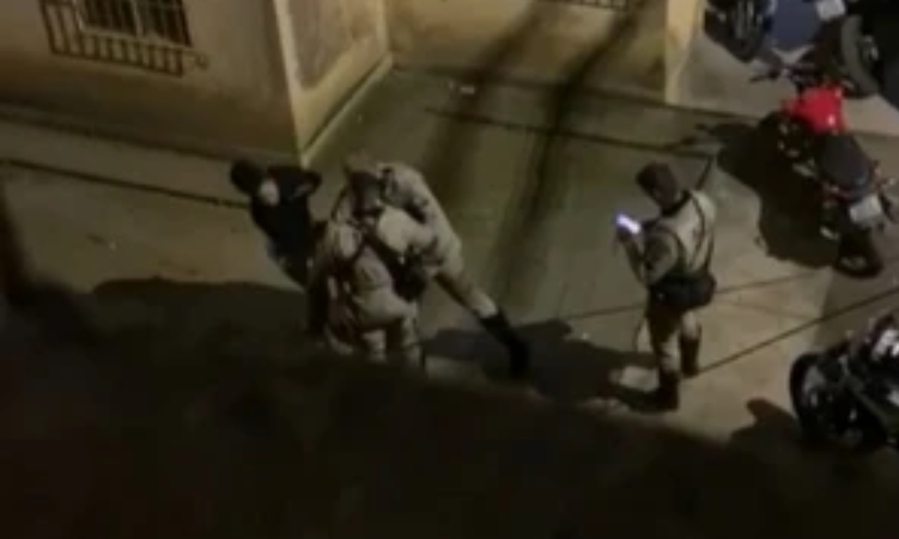 PM é afastado após agredir mulher com tapa no rosto em Feira de Santana.Foto: Reprodução