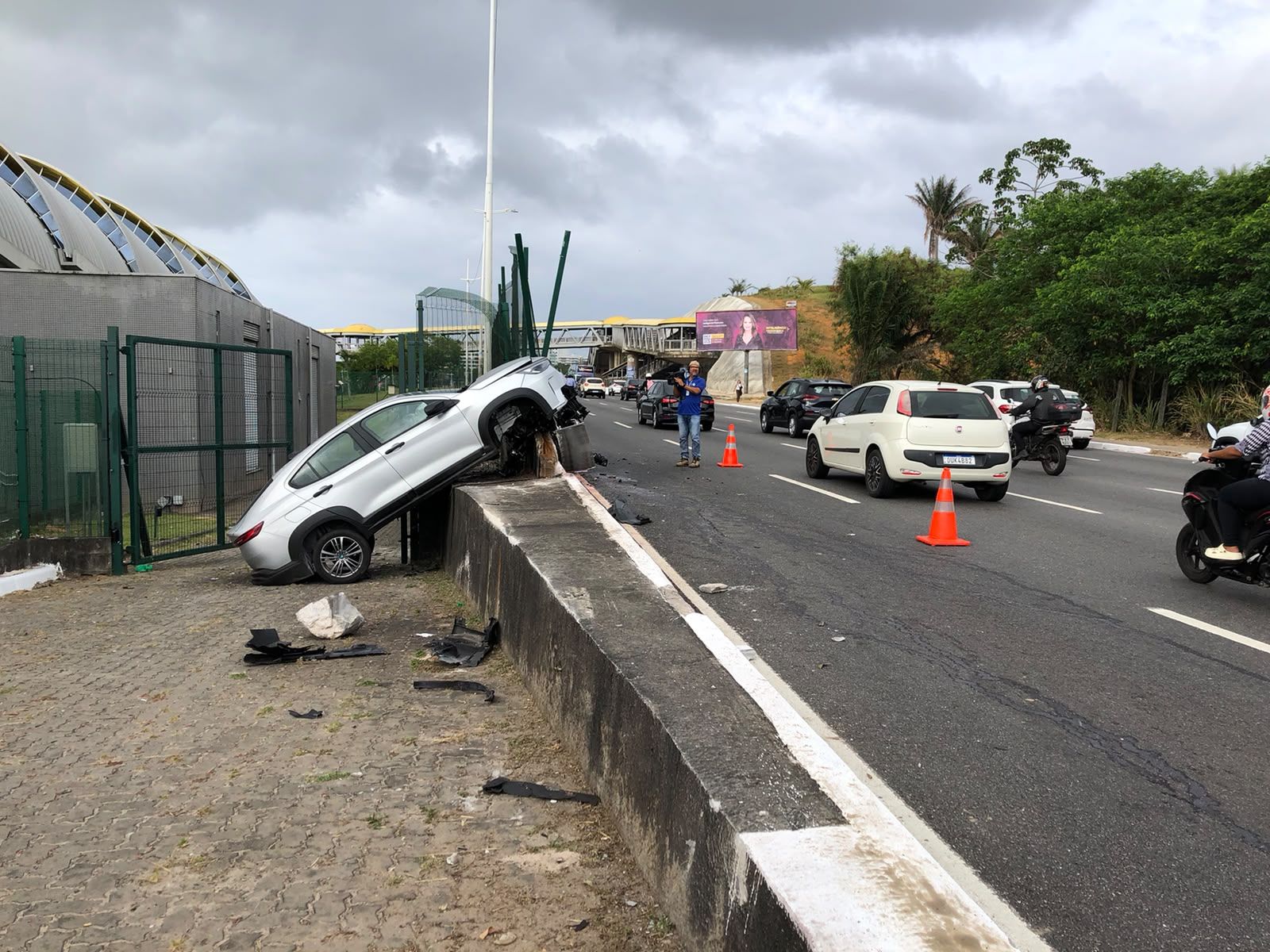 Carro invade canteiro de esta&ccedil;&atilde;o de metr&ocirc;. Foto: Vitor Castro | TV Aratu