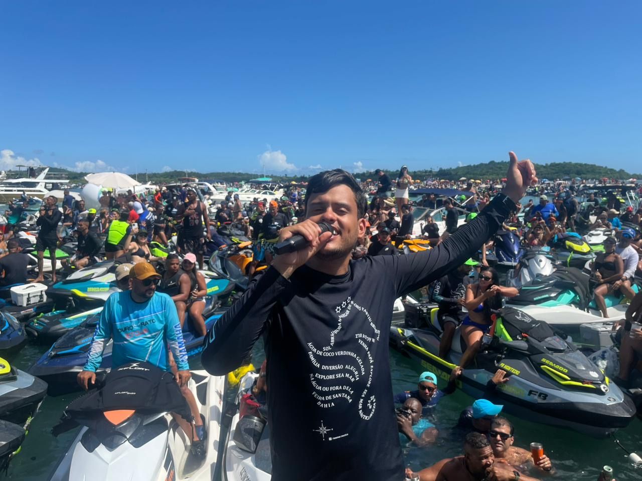 Thiago Aquino animou os fãs na Baía de Todos-os-Sabtos