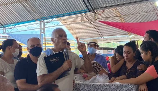 Isidório homenageia filho João Isidório durante velório; “homens e mulheres de Deus não morrem”