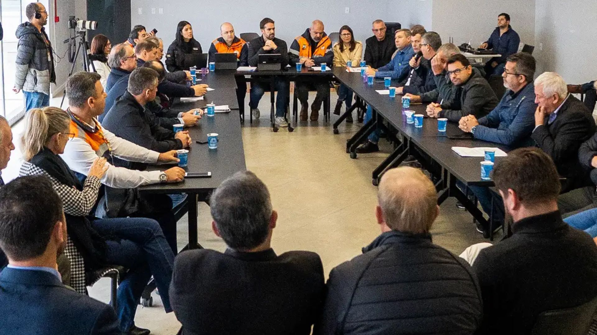 Governador Eduardo Leite se reuniu com prefeitos de 25 municípios | Foto: Secom RS