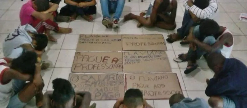 SANTO AMARO: Alunos fazem protesto por falta de pagamento dos professores