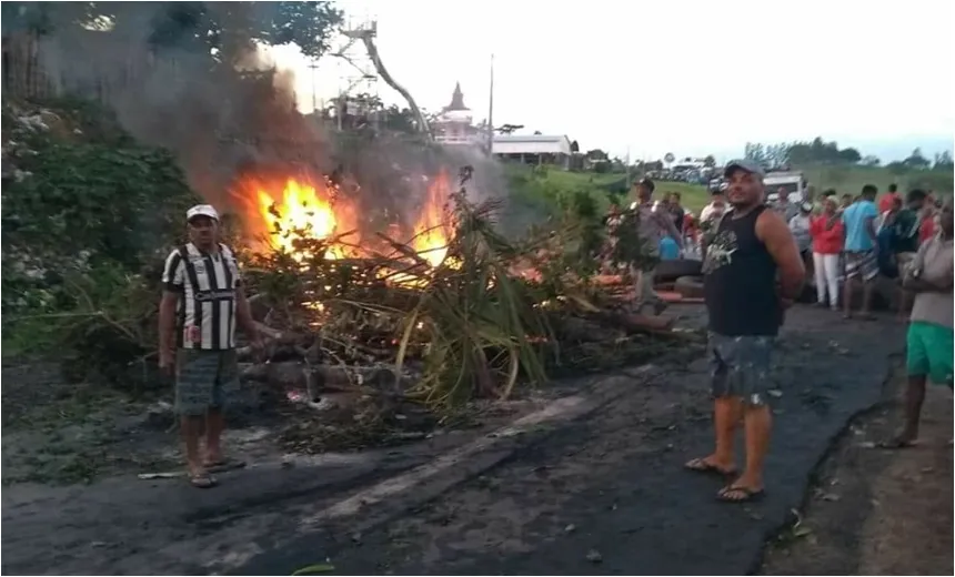 Moradores fazem manifestação por melhorias no saneamento básico em Pojuca