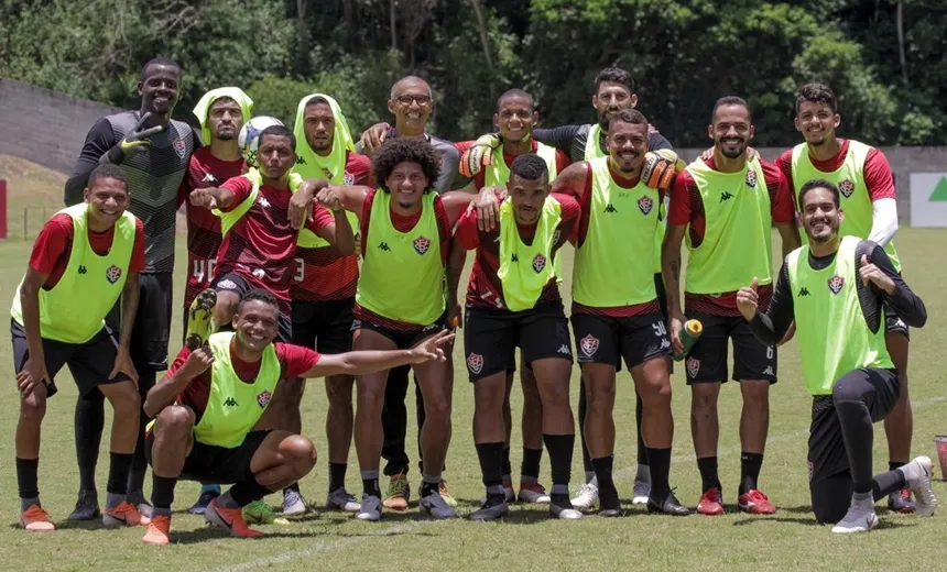Jogadores do Vitória ameaçam não concentrar por conta de salários atrasados; time enfrenta o CRB nesta terça
