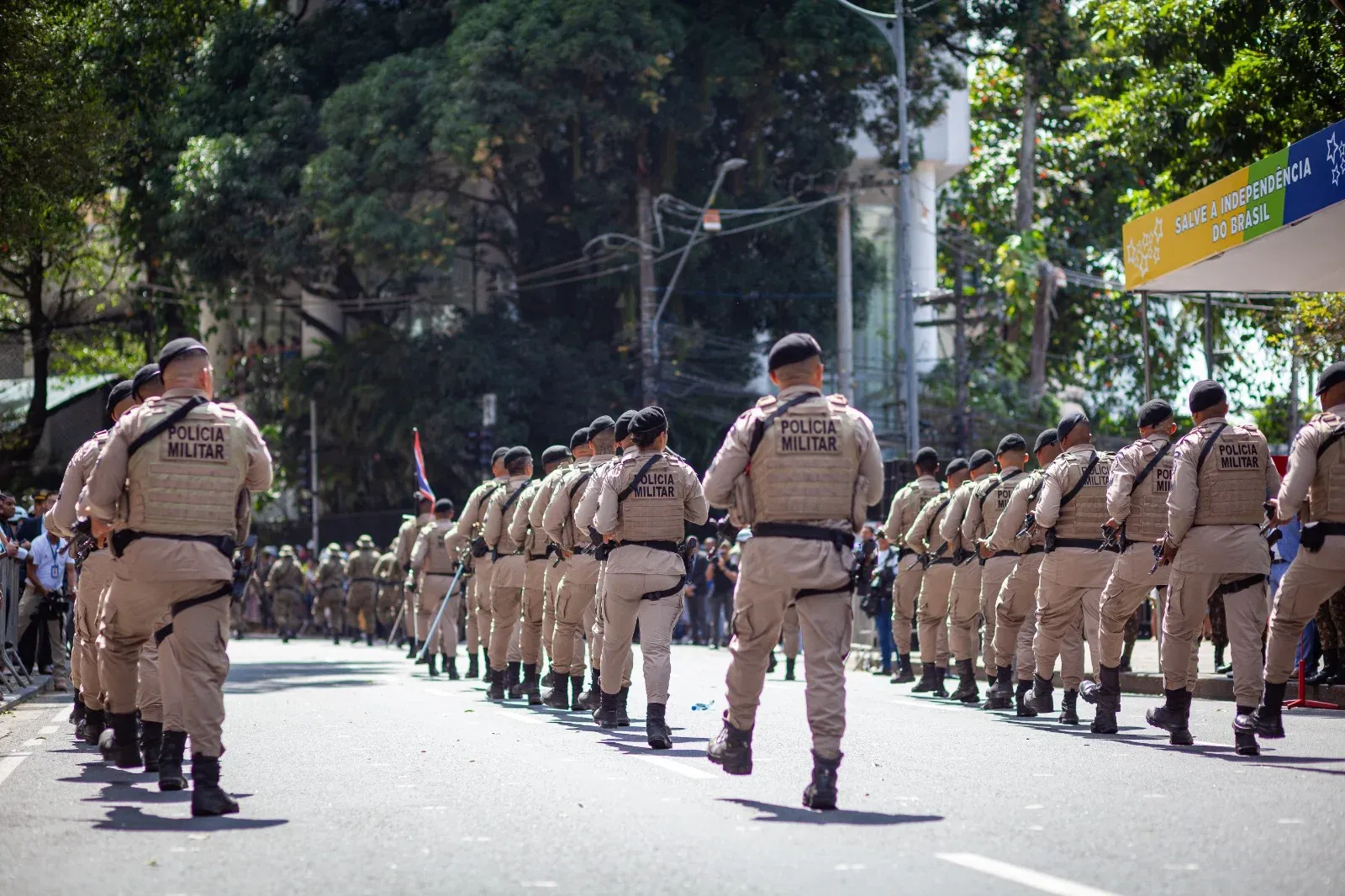 Foto Mostrando a Tropa Da Pol&iacute;cia Militar Da Bahia Marchando Durante O Desfile Do 7 De Setembro No Circuito Do Campo Grande Ladeira Da Barra Em Salvador