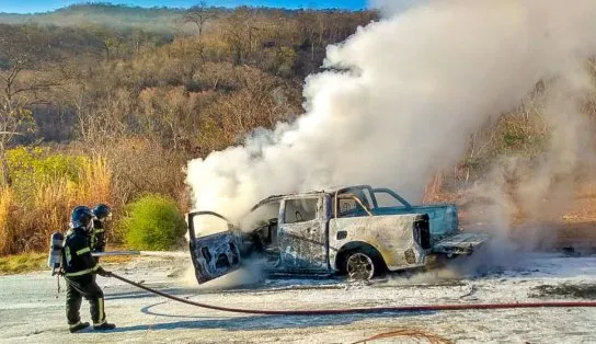 Caminhonete fica completamente destruída após pegar fogo em Barreiras; não há registro de vítimas