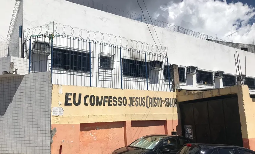 Incêndio atinge posto de saúde em Pernambués; Corpo de Bombeiros é enviado