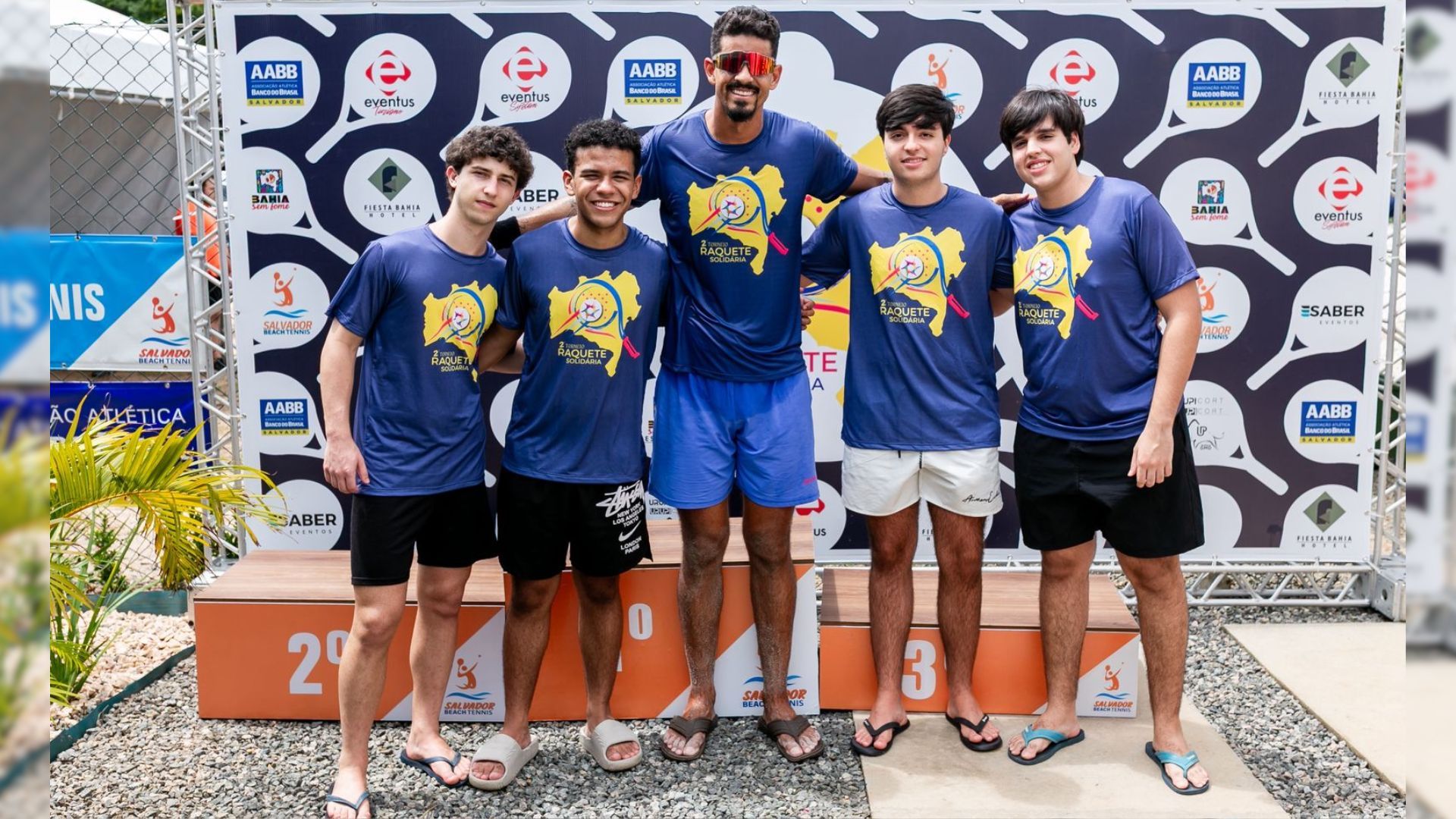 Augusto Salsicha, um dos responsáveis pela Arena Salvador Beach Tennis, com os estudantes idealizadores do Raquete Solidária | Foto: Divulgação
