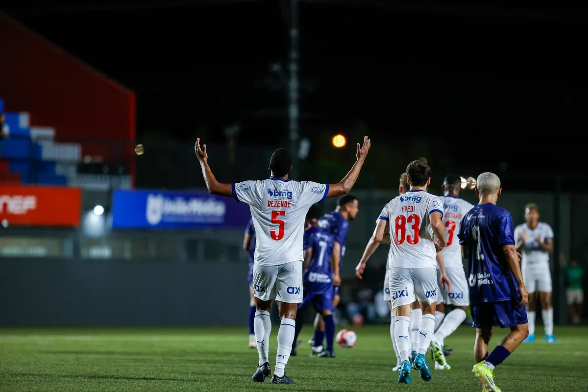 Bahia vence fácil o Bahia de Feira e mantém 100% no Baiano