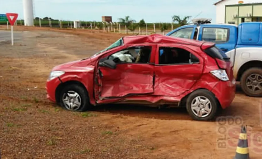 ACIDENTE: Um morre e dois ficam feridos após caminhão bater contra carro na Bahia