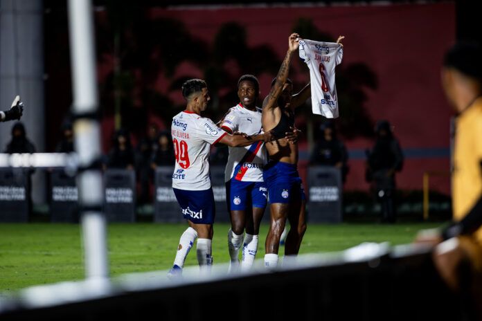 Jogadores do Vit&oacute;ria s&atilde;o punidos ap&oacute;s confus&atilde;o no BA-VI; Bahia tamb&eacute;m &eacute; multado.| Foto: Let&iacute;cia Martins/ ECB