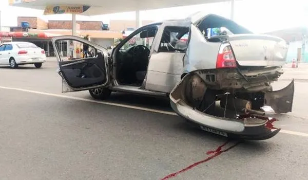 Passageiro de app morre e três ficam feridos após acidente em Feira de Santana; vítima ficou pendurada em porta