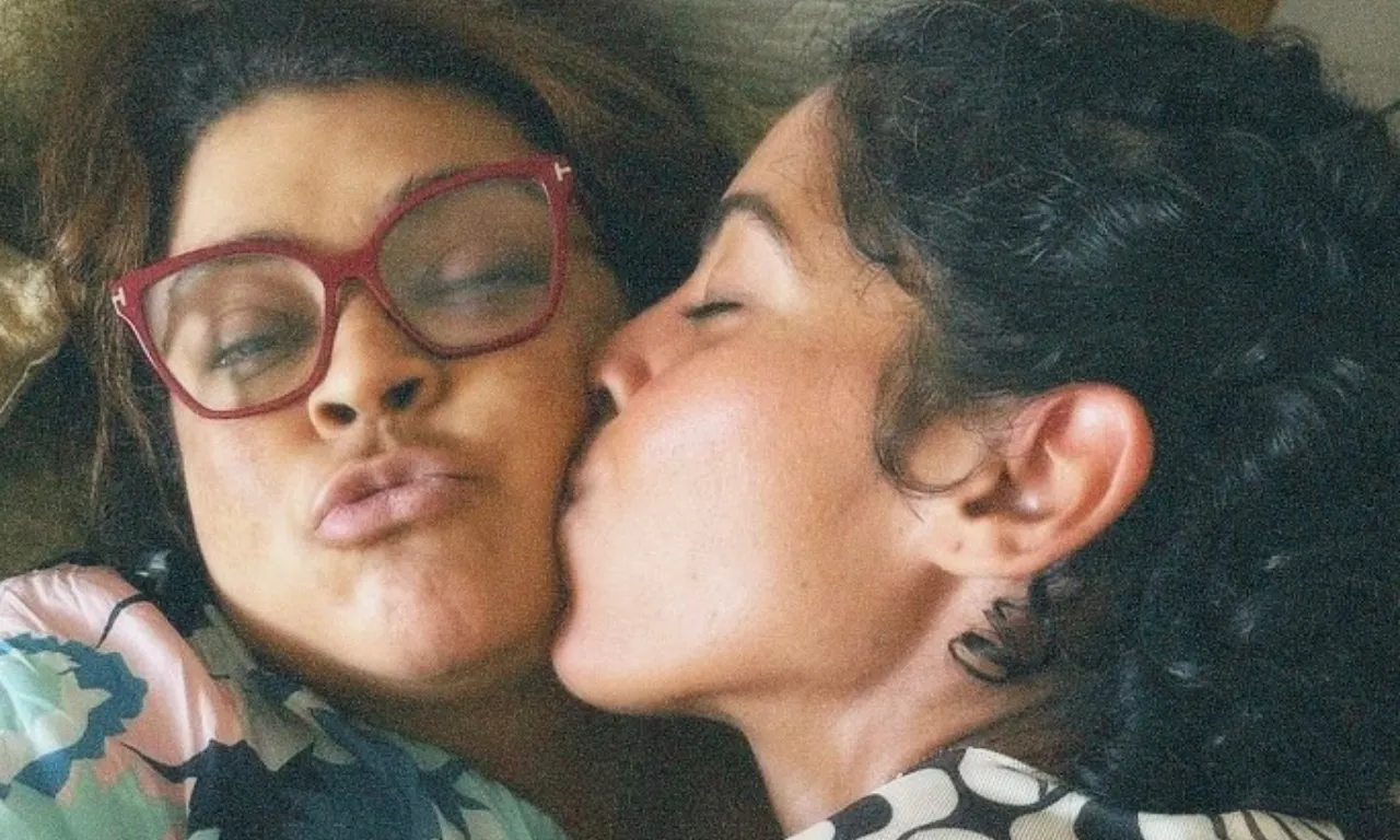 Bela Gil compartilha registro ao lado de Preta Gil: 'Coladinha'