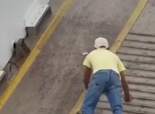 Passageiro se arrisca em rampa de ferry boat.| Foto: Redes Sociais