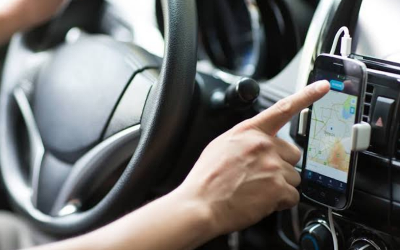 A nova conven&ccedil;&atilde;o da OIT prev&ecirc; que decis&otilde;es automatizadas feitas por algoritmos tenham possibilidade de revis&atilde;o humana, ampliando o direito &agrave; defesa dos motoristas por aplicativo/Foto: Freepik