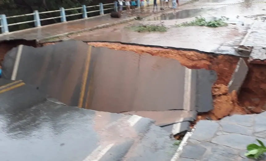 Asfalto da BR-349 cede após forte chuva na cidade de Correntina; veja vídeo