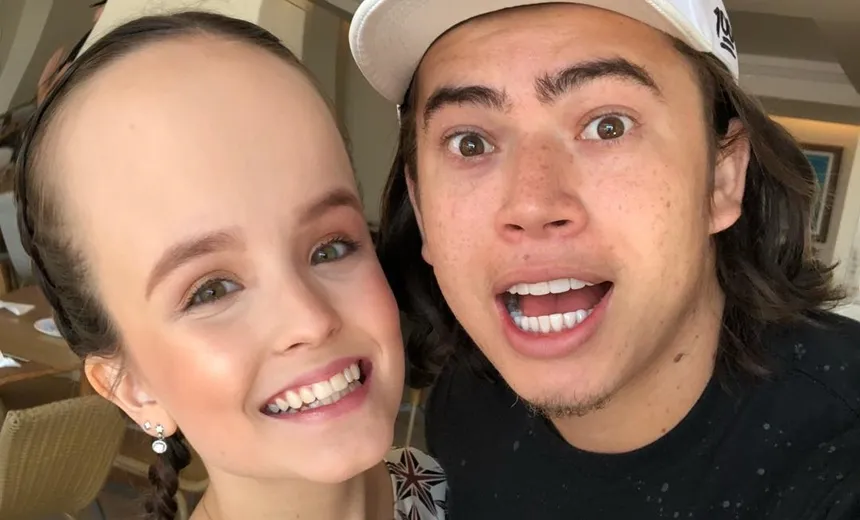Whindersson Nunes faz piada com a testa de Larissa Manoela e causa revolta nos fãs da atriz