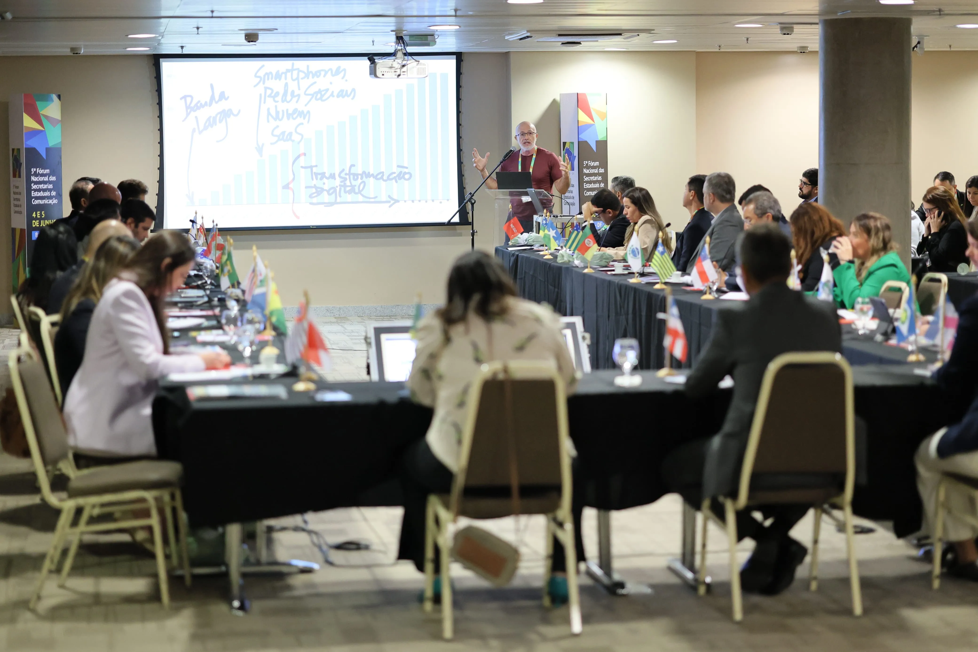 'É urgente a volta da exigência do diploma para jornalistas', diz presidente da ABI em fórum nacional