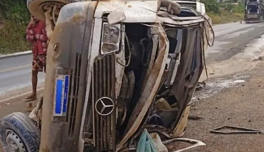 Impressionante! Carreta em alta velocidade atinge fundo de van e retira veículo da pista na Bahia; assista