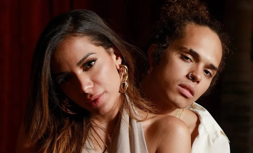 Anitta beija muito e troca amassos no carro com Vitão em clipe da música 'Complicado'; assista 