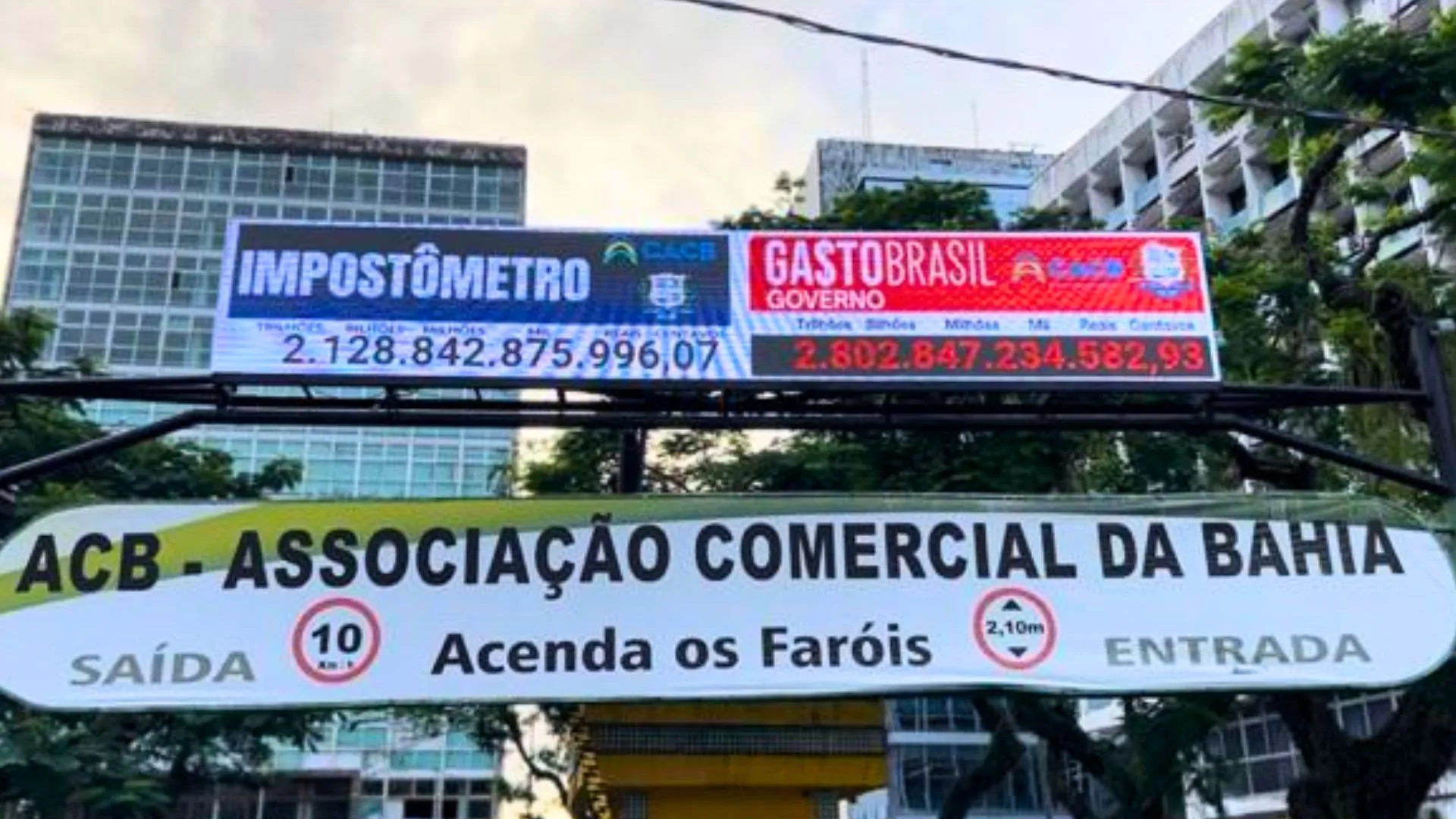 Painel do 'impostômetro' colocado no bairro do Comércio, em Salvador