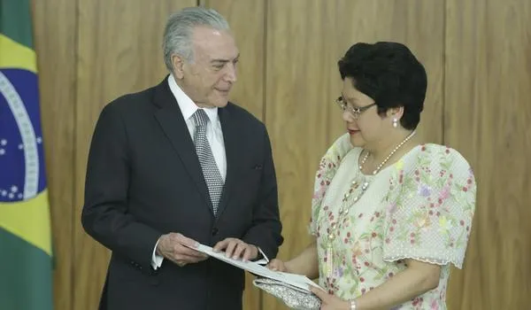 Embaixadora das Filipinas no Brasil é flagrada agredindo doméstica; vítima saiu do Brasil