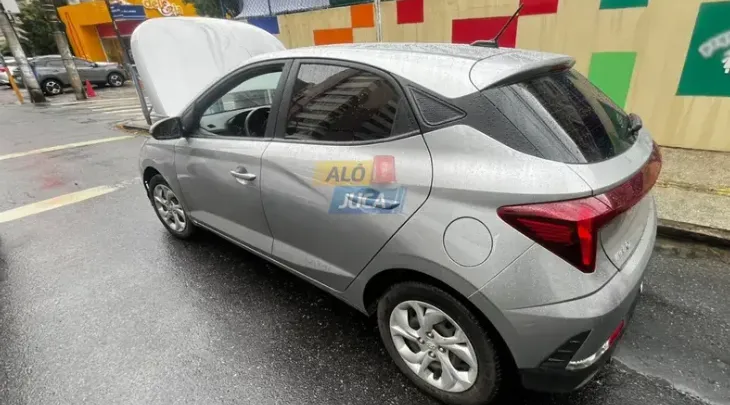 Uma personal trainer de uma rede de academias de Salvador foi presa após ser flagrada dirigindo um carro com restrição de roubo no bairro da Graça