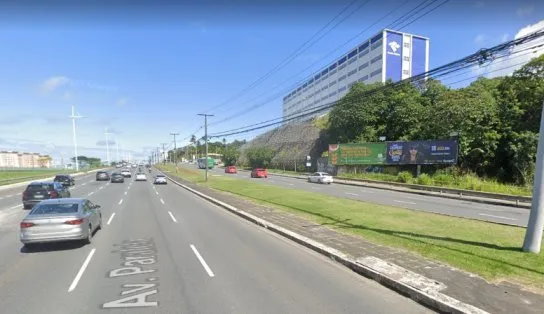 Carro e moto colidem na Avenida Paralela; Transalvador está no local