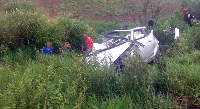 Colisão entre carro e caminhão deixa um morto na BR -101