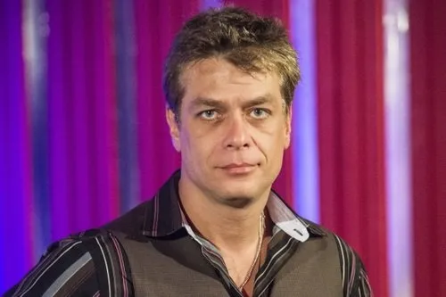 Fábio Assunção tem noite animada em Búzios