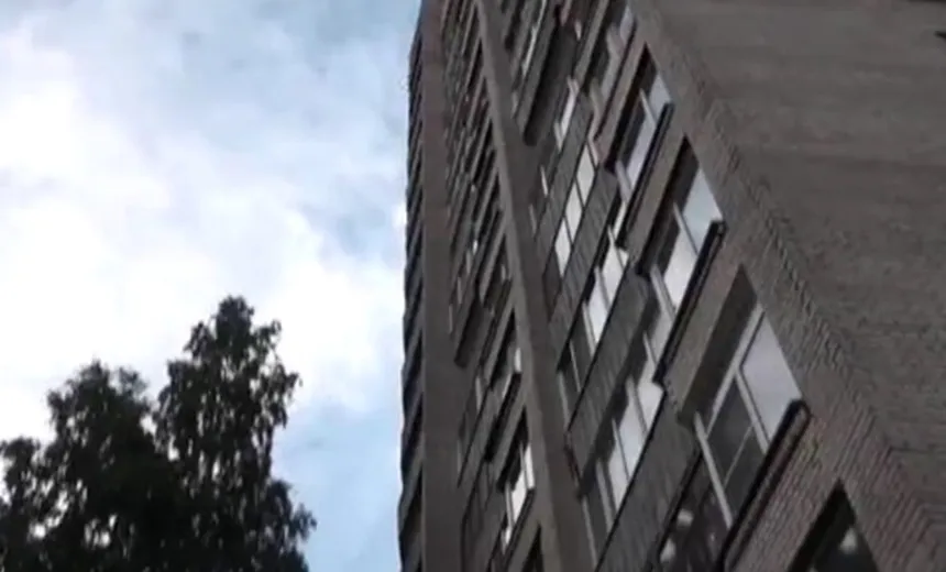 Durante sexo, casal cai de varanda de prédio e mulher morre 