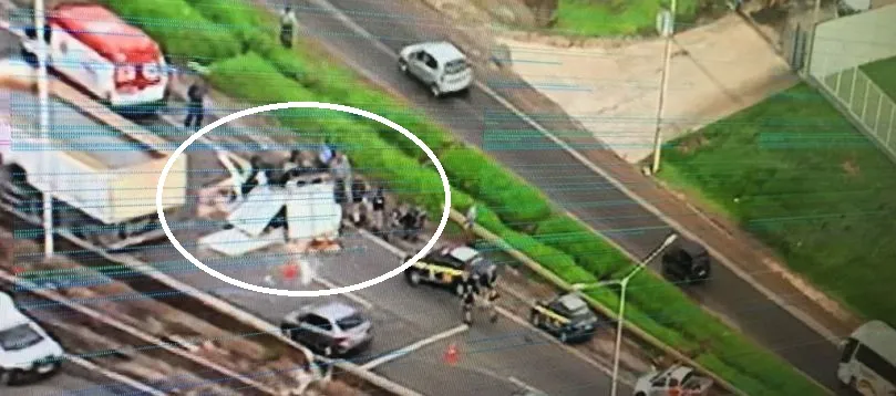 SUSTO: Caminhão tomba na BR-324; Polícia é acionada para evitar roubo de carga