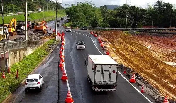 Construção emergencial de desvio após abertura de cratera na BR-324 é concluída e promete aliviar trânsito 