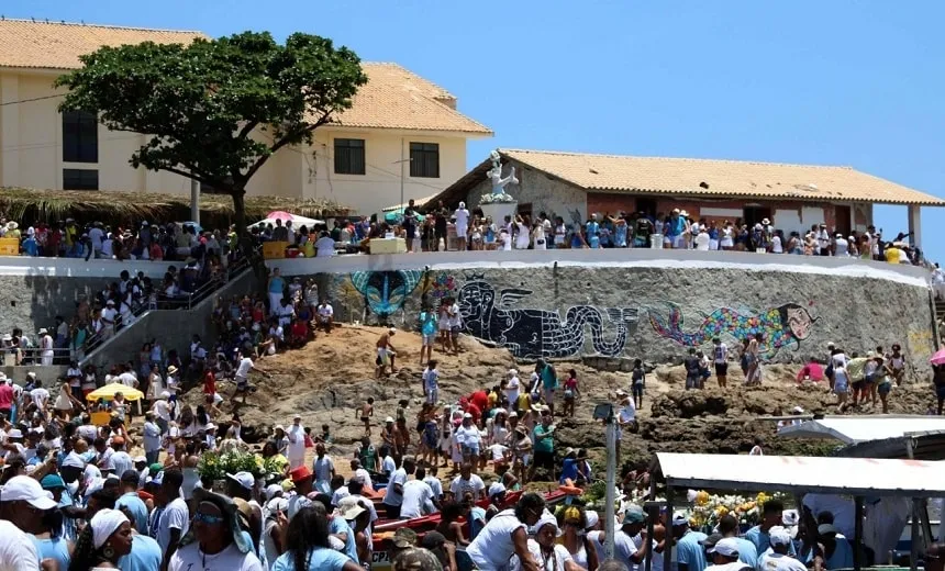 Festa no Mar: Devotos homenageiam Iemanjá em dia de celebração no Rio Vermelho