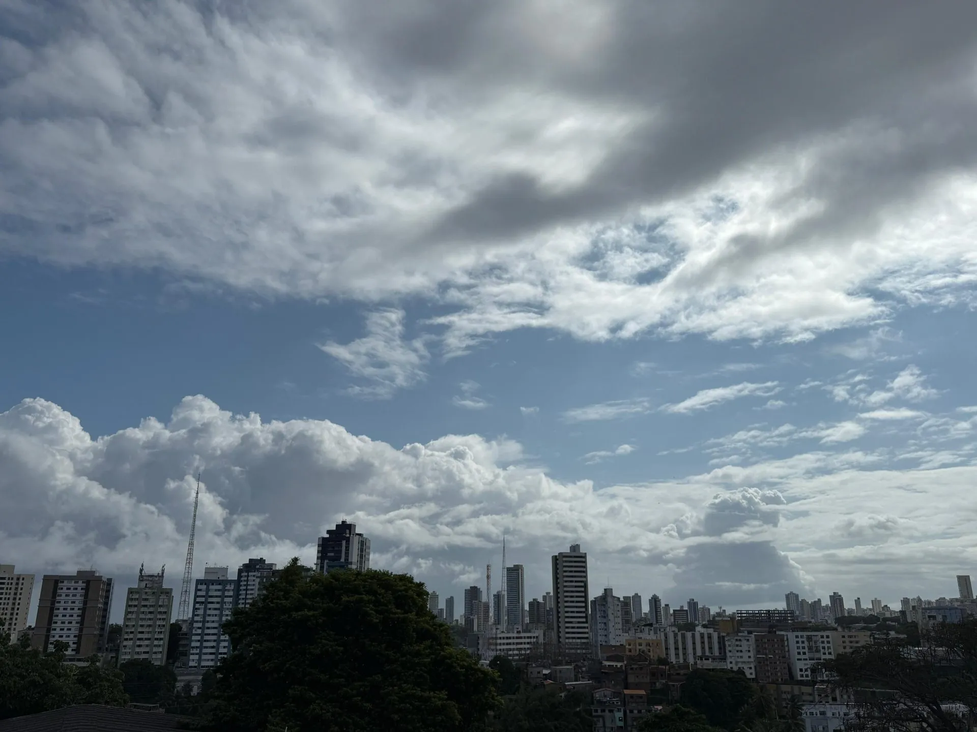 Frente fria chega a Salvador nesta semana; previsão é de 90% de chances de chuva