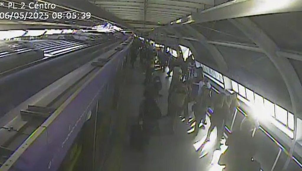 Imagens de segurança revelam reação de passageiros após homem ficar preso entre trem e plataforma na estação Campo Limpo. Foto: SBT News