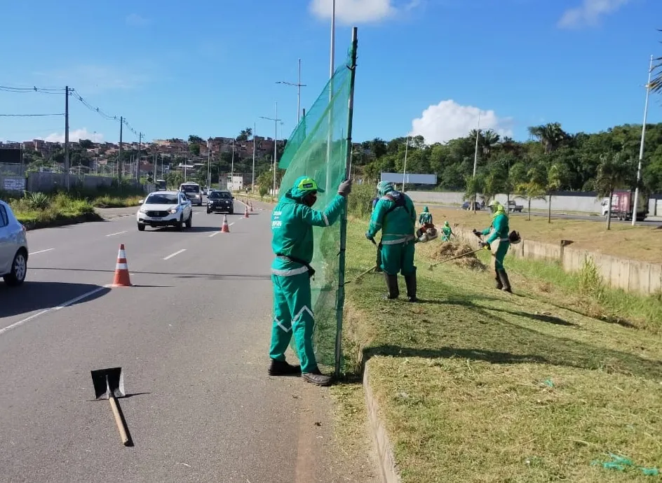 Grupo intercepta ônibus e assalta agentes da Limpurb na 29 de Março